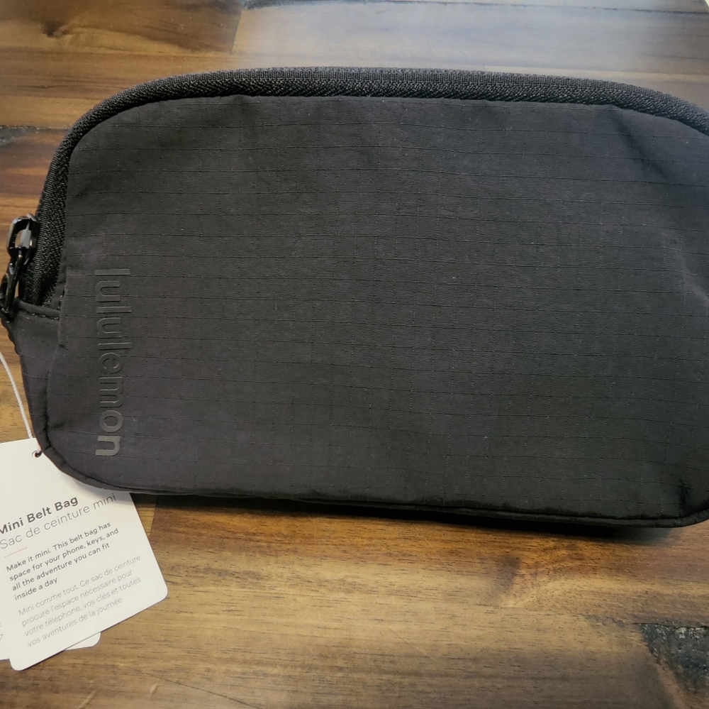 Lululemon everywhere mini belt bag